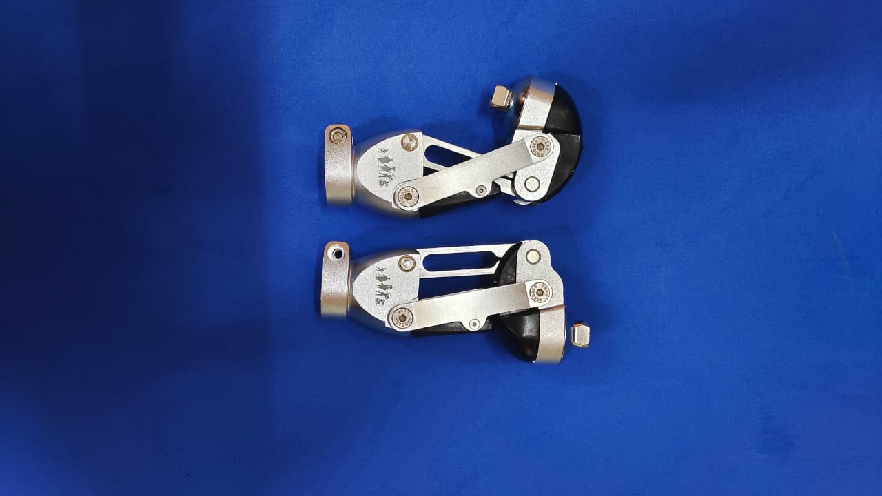 Prosthetic knee joint components